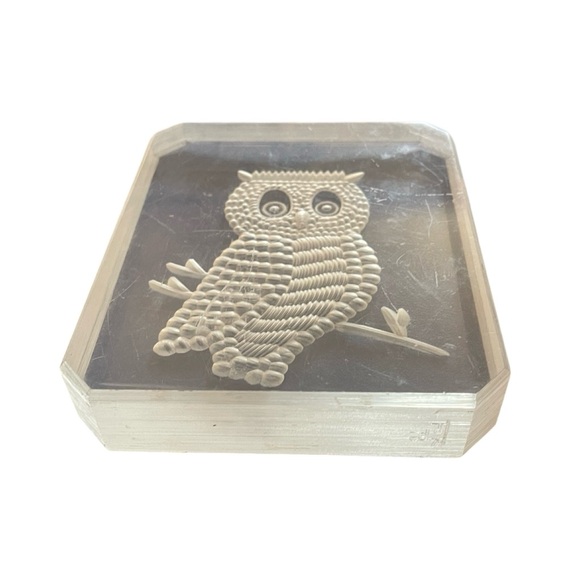 Fun Vintage Carved Lucite Owl Paperweight - Picture 4 of 6